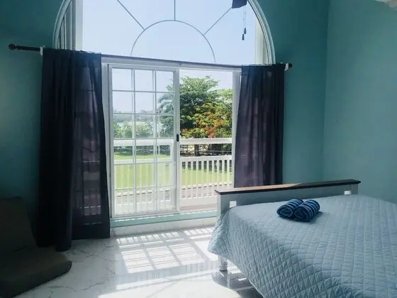 Deluxe Queen Suite