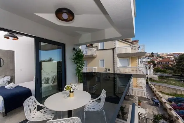 Luxury Apartment Royal M with Pool II
