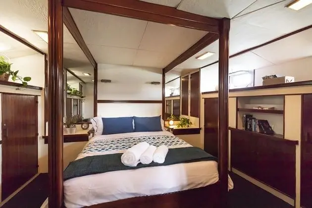 Luxury Boat, 4 bedrooms, 2 bathrooms