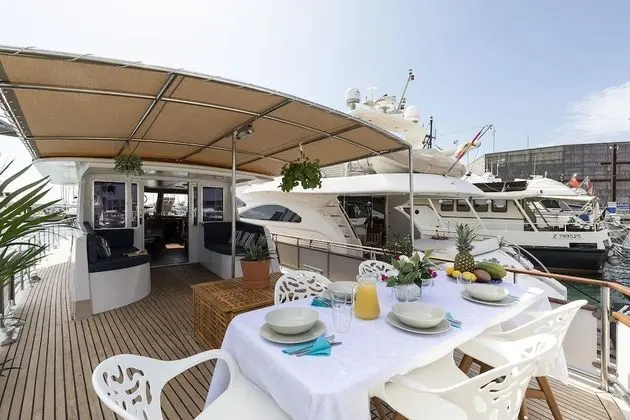 Luxury Boat, 4 bedrooms, 2 bathrooms