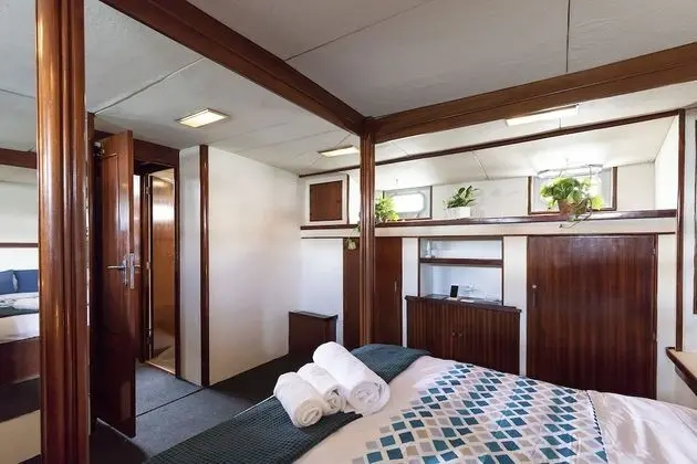 Luxury Boat, 4 bedrooms, 2 bathrooms