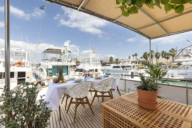 Luxury Boat, 4 bedrooms, 2 bathrooms