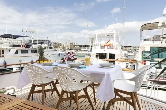 Luxury Boat, 4 bedrooms, 2 bathrooms