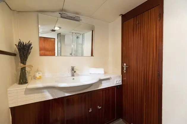 Luxury Boat, 4 bedrooms, 2 bathrooms