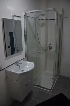 Deluxe Dört Kişilik Oda, Banyolu/Duşlu