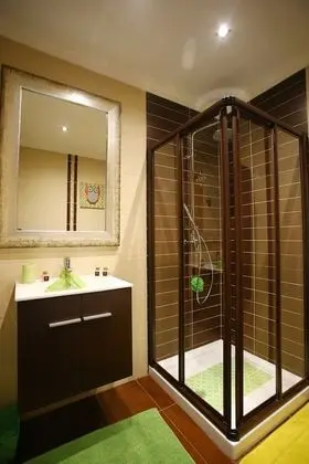 Deluxe Tek Büyük veya İki Ayrı Yataklı Oda, Havuz Manzaralı