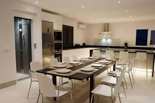 Villa, 6 Yatak Odası, Havuz Manzaralı