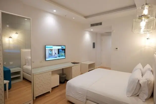 Deluxe Tek Büyük Yataklı Oda, Balkon, Kısmi Deniz Manzaralı