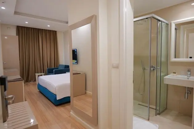 Deluxe Tek Büyük Yataklı Oda, Balkon, Kısmi Deniz Manzaralı