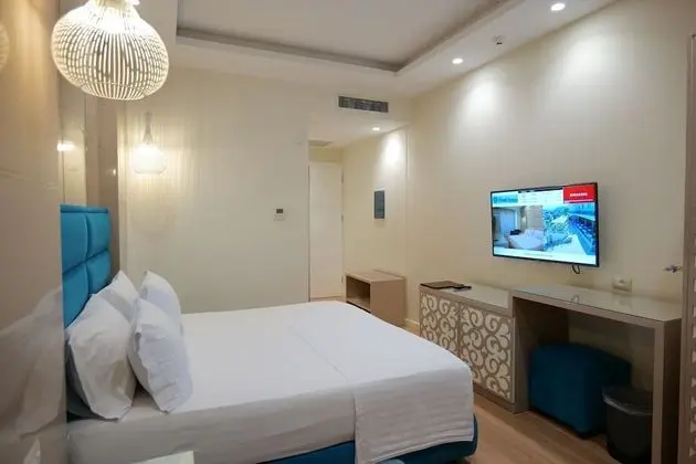 Deluxe Tek Büyük Yataklı Oda, Balkon, Kısmi Deniz Manzaralı