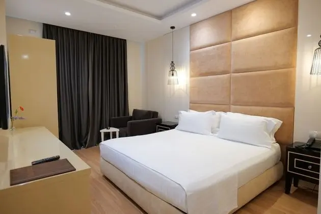 Deluxe Tek Büyük Yataklı Oda, Balkon, Kısmi Deniz Manzaralı