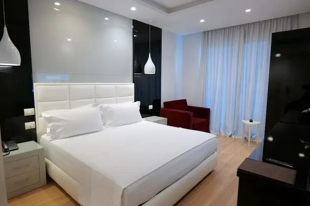 Deluxe Tek Büyük Yataklı Oda, Balkon, Kısmi Deniz Manzaralı