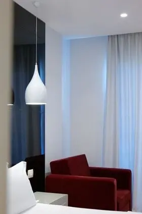 Deluxe Tek Büyük Yataklı Oda, Balkon, Kısmi Deniz Manzaralı