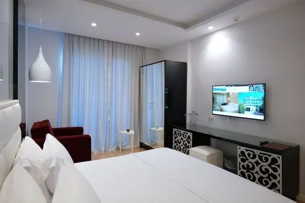 Deluxe Tek Büyük Yataklı Oda, Balkon, Kısmi Deniz Manzaralı