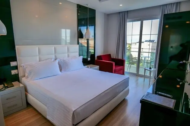 Deluxe Tek Büyük Yataklı Oda, Balkon, Kısmi Deniz Manzaralı