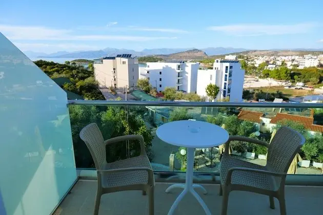 Deluxe Tek Büyük Yataklı Oda, Balkon, Kısmi Deniz Manzaralı