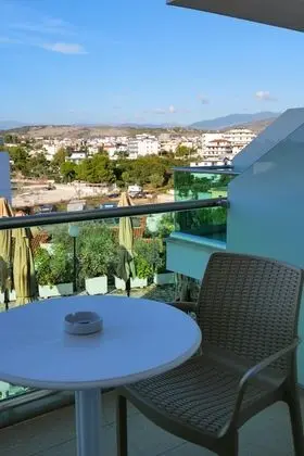 Deluxe Tek Büyük Yataklı Oda, Balkon, Kısmi Deniz Manzaralı
