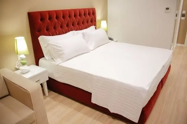 Deluxe Tek Büyük Yataklı Oda, Balkon, Zemin Kat