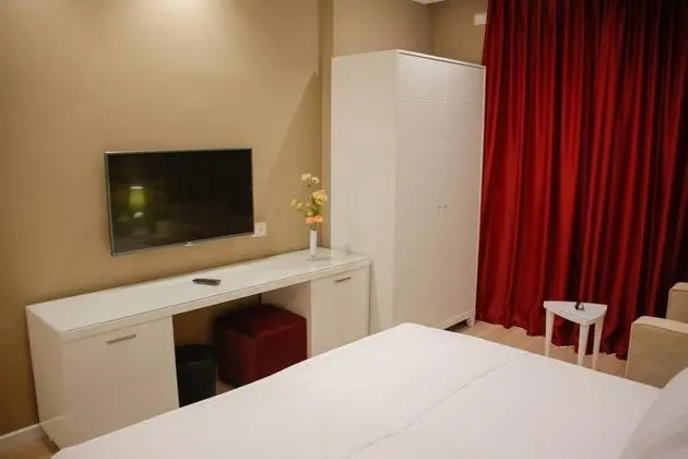 Deluxe Tek Büyük Yataklı Oda, Balkon, Zemin Kat