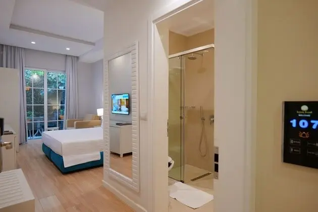 Deluxe Tek Büyük Yataklı Oda, Balkon, Zemin Kat