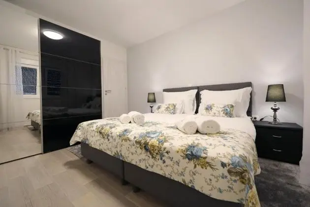 Design Apart Daire, 2 Yatak Odası, Balkon, Bahçe Manzaralı