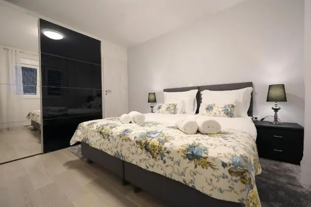 Superior Apart Daire, 2 Yatak Odası, Sıcak Su Havuzu, Avlu Manzaralı