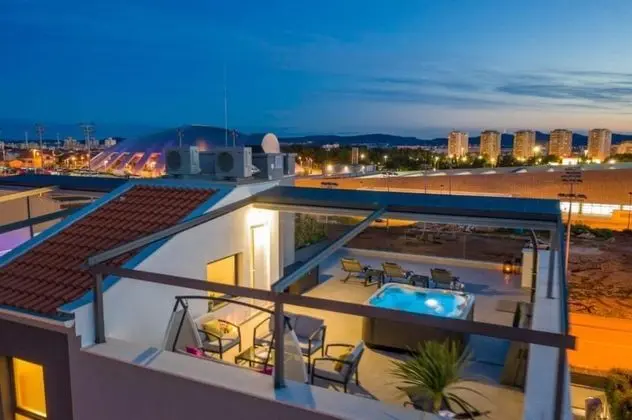 Superior Apart Daire, 2 Yatak Odası, Sıcak Su Havuzu, Avlu Manzaralı