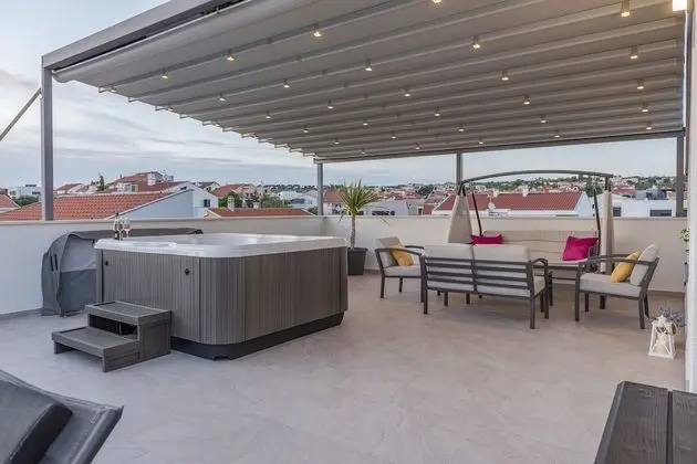 Superior Apart Daire, 2 Yatak Odası, Sıcak Su Havuzu, Avlu Manzaralı