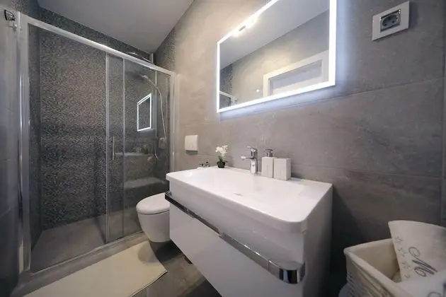 Luxury One Bedroom with Terrace Ground Floor