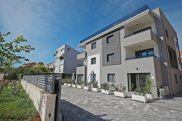 Luxury One Bedroom with Terrace Ground Floor