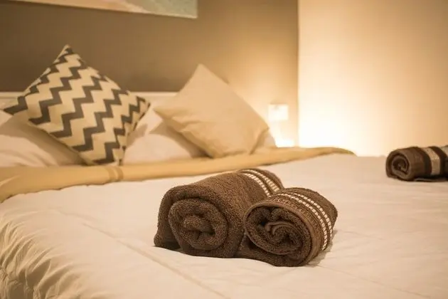 Tek Büyük Yataklı Oda, Ortak Banyo (Brown)
