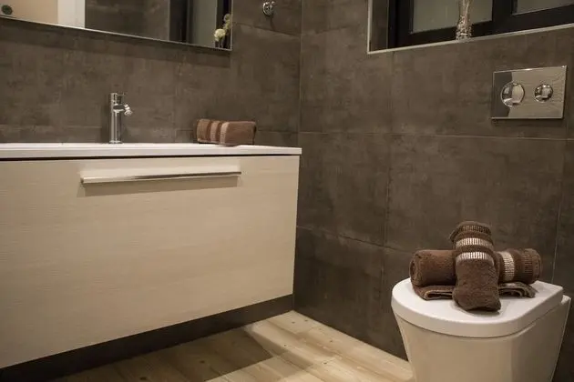 Tek Büyük Yataklı Oda, Ortak Banyo (Brown)