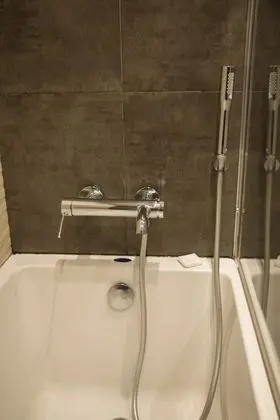 Tek Büyük Yataklı Oda, Ortak Banyo (Orange)