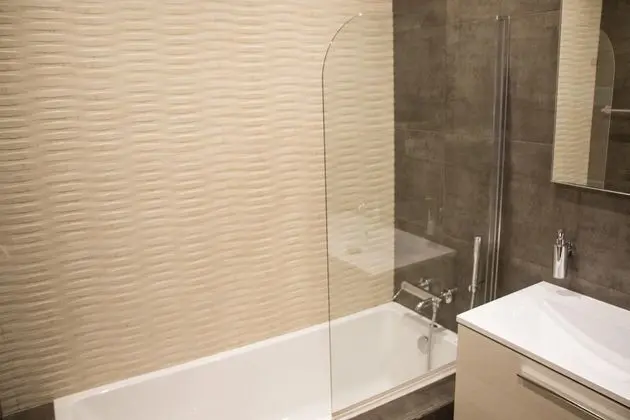 Tek Büyük Yataklı Oda, Ortak Banyo (Orange)