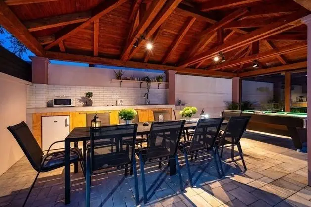 Ev (Luxury Villa with pool - H(10))
