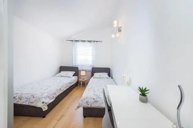 Ev (Luxury Villa with pool - H(10))