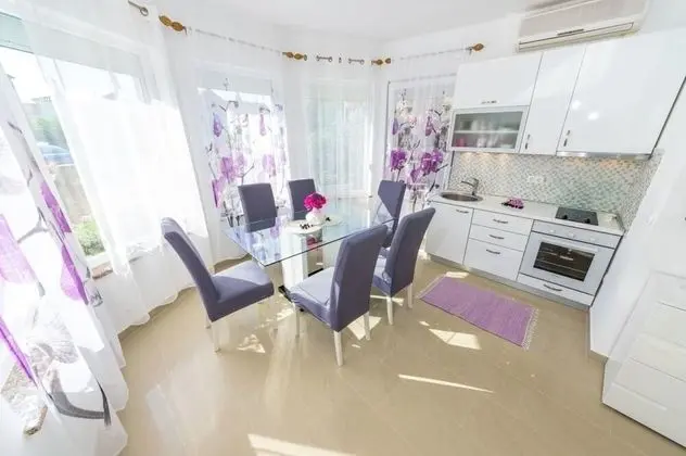 Ev (Luxury Villa with pool - H(10))