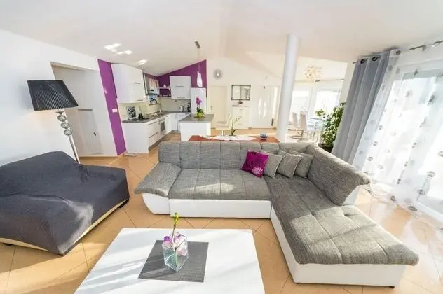 Ev (Luxury Villa with pool - H(10))