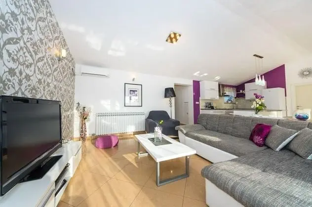 Ev (Luxury Villa with pool - H(10))
