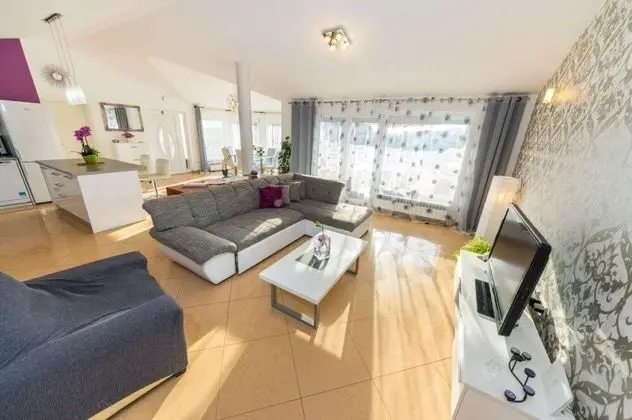 Ev (Luxury Villa with pool - H(10))