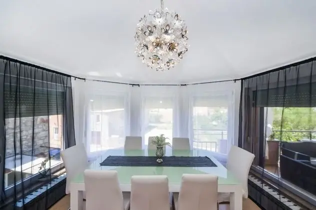 Ev (Luxury Villa with pool - H(10))