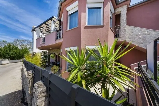 Ev (Luxury Villa with pool - H(10))