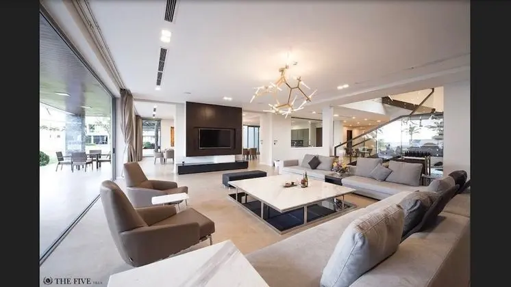 Luxury Villa (8 Bedrooms)