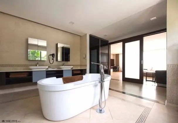 Luxury Villa (8 Bedrooms)