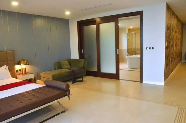 Luxury Villa (8 Bedrooms)