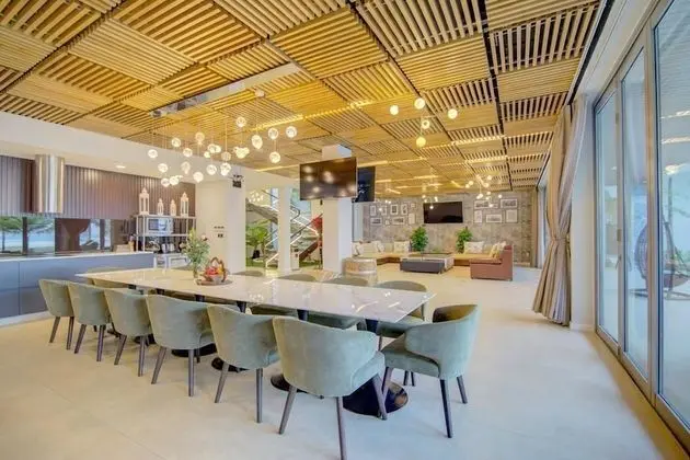 Luxury Villa (8 Bedrooms)
