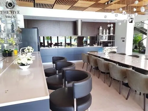 Luxury Villa (8 Bedrooms)