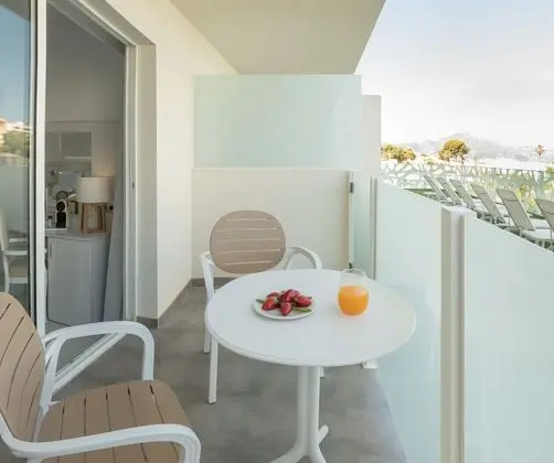 Oda, Teras (3 adults + 1 child)