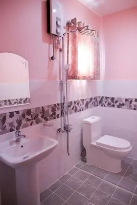 Ev (Pink, Family Room)