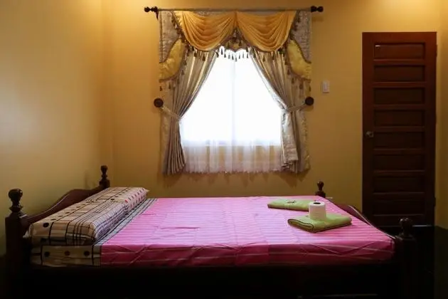 Ev (Pink, Quad Room)